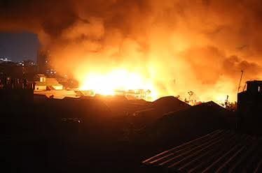 রাজধানীর কড়াইল বস্তিতে আগুন নিয়ন্ত্রণ করতে ফায়ার সার্ভিসের ১৬ ইউনিট