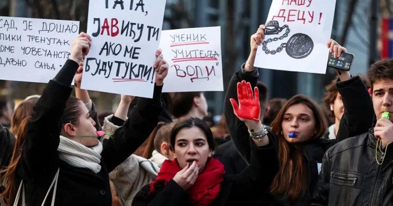 সার্বিয়ায় শিক্ষার্থীদের বিক্ষোভ, হামলার বিচার-দ্রুত নির্বাচন দাবি