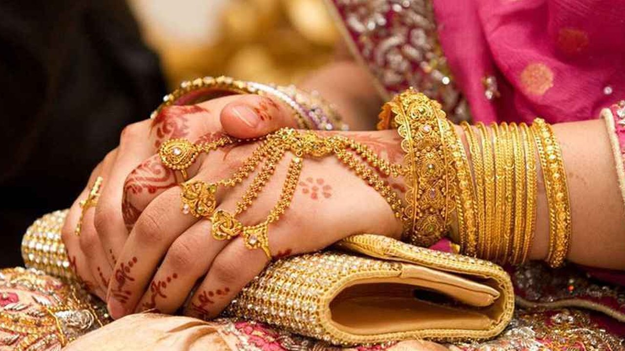 স্বর্ণের দামে পতন, আজ থেকেই কার্যকর